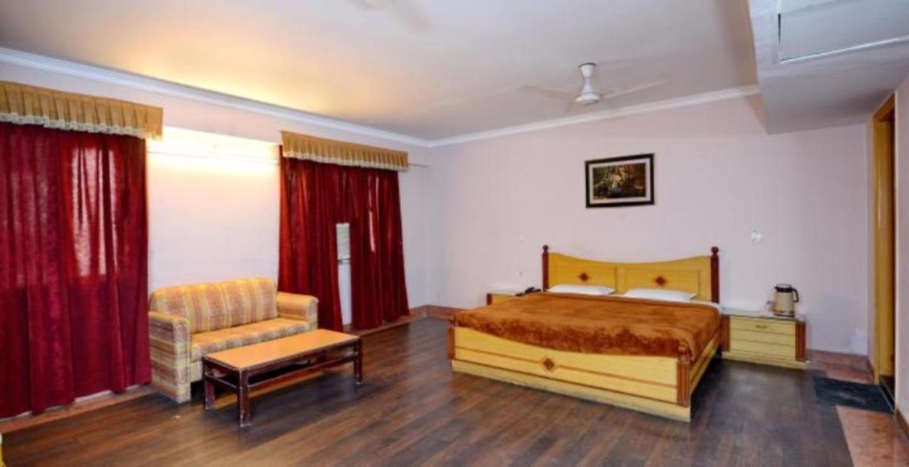 Hotel Shelter Гвалиор Экстерьер фото